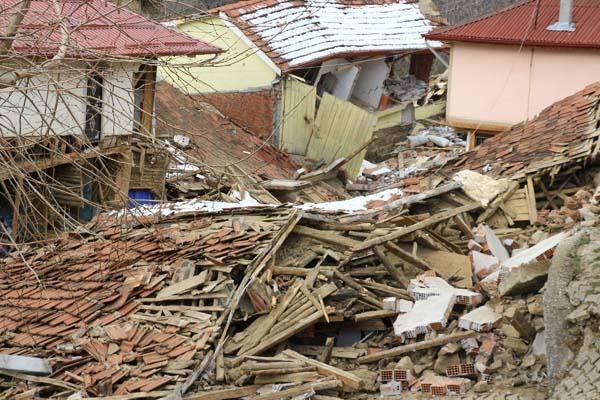 Tokat'ta heyelan! 39 evden 4’ü ile cami yıkıldı: Konutlara girişi yasakladık