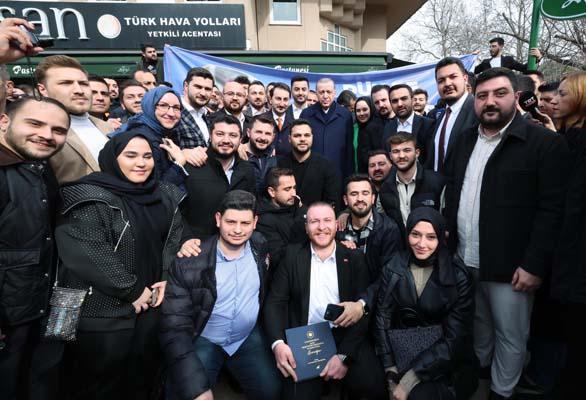 Erdoğan'a evinin önünde doğum günü sürprizi