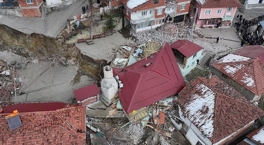 Tokat’ta heyelan! 39 evden 4’ü ile cami yıkıldı: Konutlara girişi yasakladık