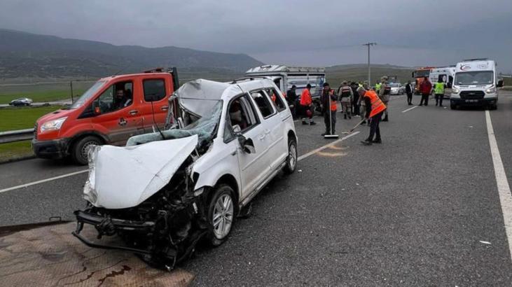 Kamyonet ile hafif ticari araç çarpıştı: 3 yaralı
