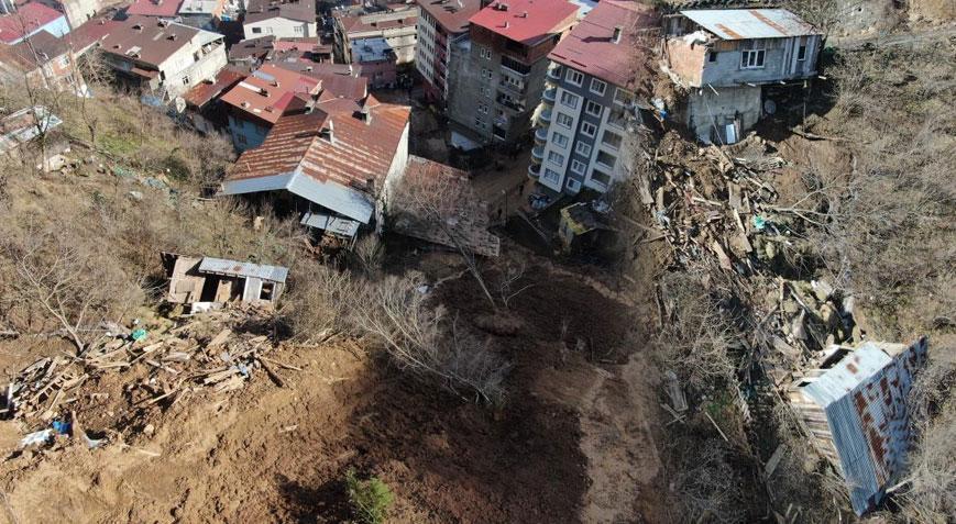 Artvin’de sel felaketi! ‘Binadakileri taş atarak uyandırdık’