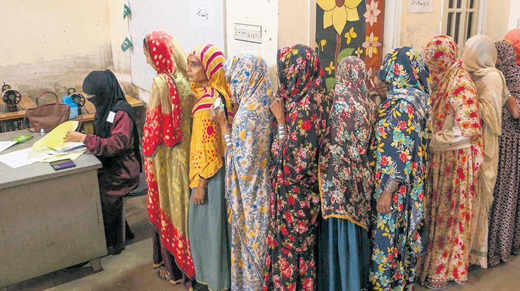 Pakistan’da kritik seçim