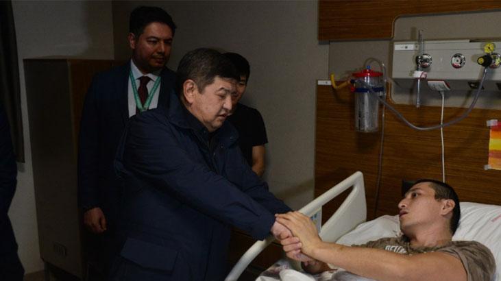 Kırgızistan Bakanlar Kurulu Başkanı Adana’da! Tedavi gören 4 vatandaşını ziyaret etti