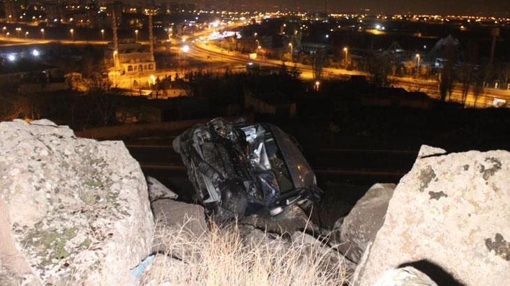 Korku dolu anlar! Uçurumdan yuvarlanan araç kayalıklarda asılı kaldı