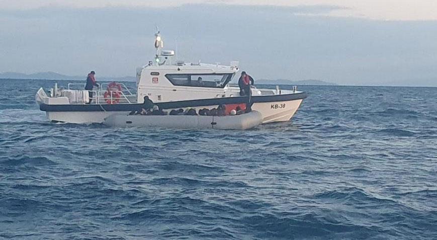 Ekipler harekete geçti! İzmir açıklarında 180 düzensiz göçmen