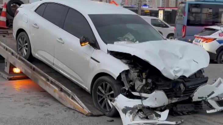 Kaldırıma çıkan otomobil yayalara çarptı: 1’i ağır 3 yaralı