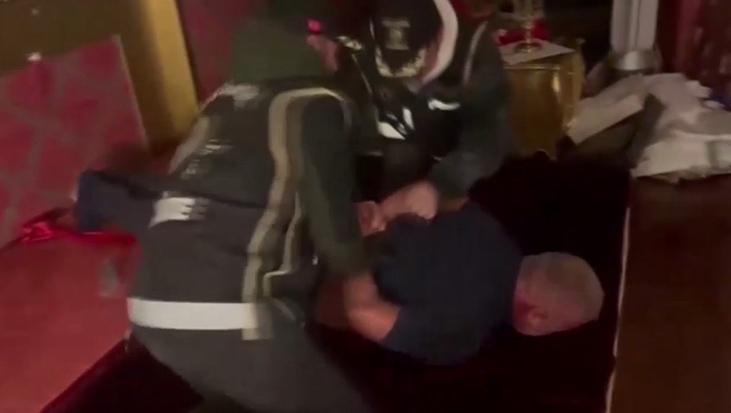 Şahinler operasyonu: Örgüt yöneticisi gizlik bölmeden çıktı