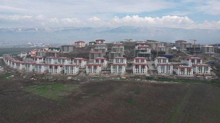 Deprem konutlarında anahtar teslimatları başladı