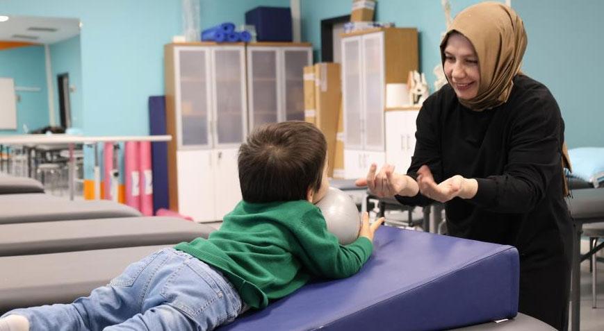 Bebekken başını dik tutamamasından şüphelendi! Oğlu için yeniden üniversiteli oldu