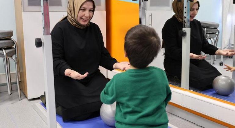 Bebekken başını dik tutamamasından şüphelendi! Oğlu için yeniden üniversiteli oldu