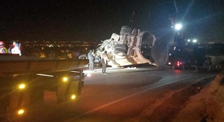 Balıkesir'de feci kaza! Kamyon eve girdi: 2 ölü