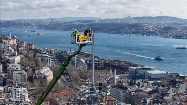 Galata Kulesi’nde nefes kesen an! 5 saat sürdü tam 270 kilo