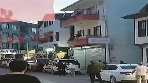 Balkondan düşen çocuğu havada yakaladı: Kızımın burnu bile kanamadı