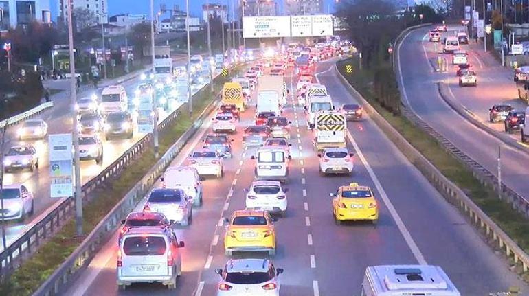 Okulların açılmasıyla trafik yoğunluğu oluştu