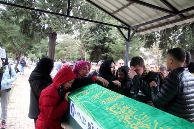 Antalya'da sel felaketinde ölen 2 çocuk babası toprağa verildi