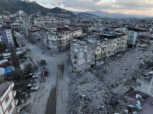 Enkaz altında 3 gün: Yemek yiyoruz gibi hayal ederek dayandık