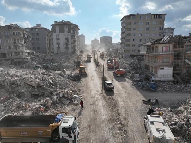 Enkaz altında 3 gün: Yemek yiyoruz gibi hayal ederek dayandık