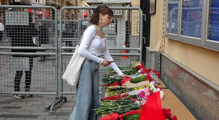 Tarifsiz acı! İstanbul’daki Rus vatandaşlar konsolosluk binası önüne çiçek bıraktı