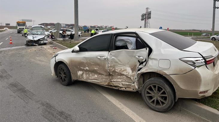 İki otomobil çarpıştı: 1’i çocuk 5 yaralı