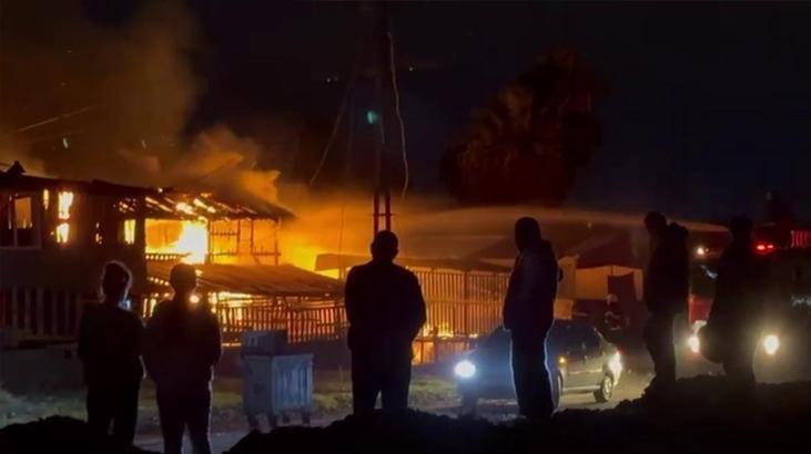 Dörtyol’da sahilde baraka evler alevlere teslim oldu