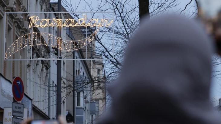 Bir ilk! Köln’de caddeler Ramazan ayına özel ışıklandırıldı