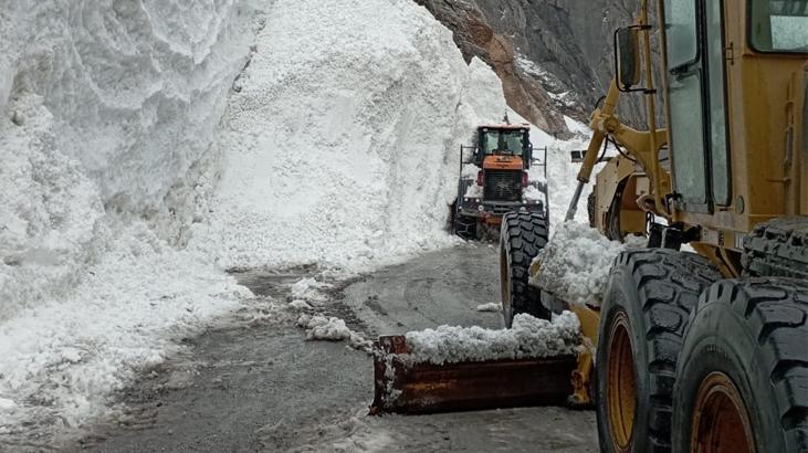 Kar küreme çalışmasında çığ düştü, iş makinesi operatörü son anda kurtuldu