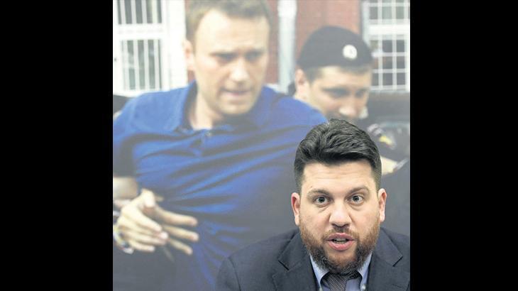 Navalni’nin yardımcısına çekiçli saldırı