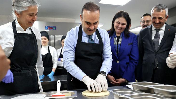 Bakan Kacır, ramazan pidesi yaptı