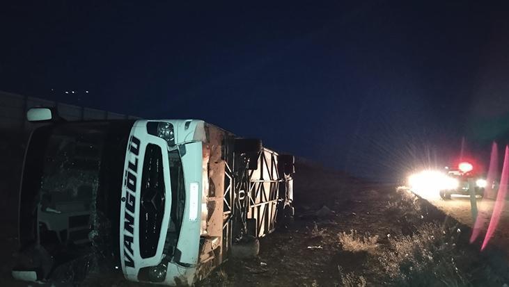 Yolcu otobüsü şarampole devrildi: Yaralılar var