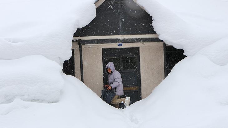 Mart ayında şaşırtan görüntü! Evler kara gömüldü