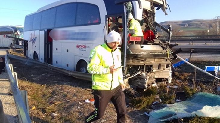 Bilecik’te yolcu otobüsü bariyerlere çarptı! 14 kişi yaralı