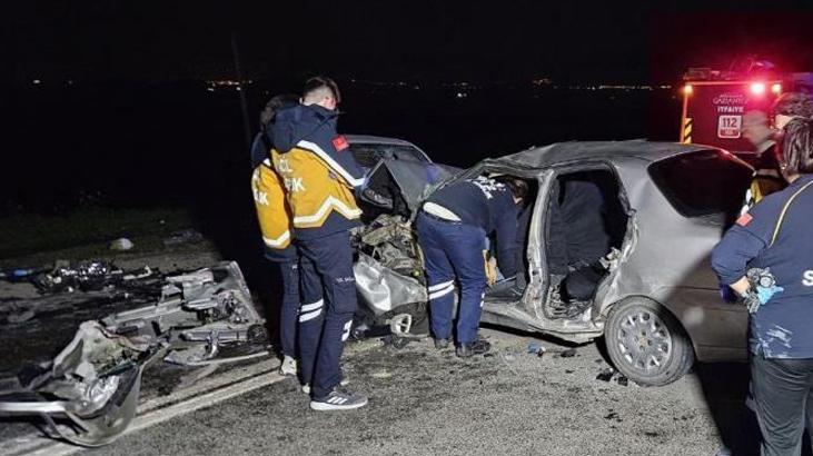 Gece yarısı feci kaza! Otomobiller kafa kafaya çarpıştı: 2 kişi hayatını kaybetti