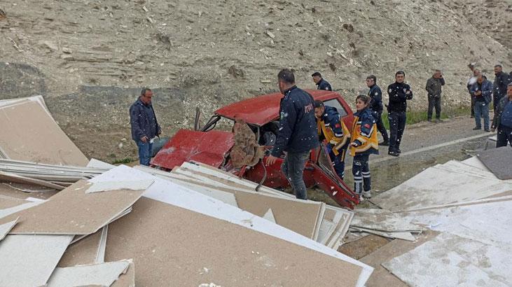 TIR’daki alçıpanlar otomobilin üzerine devrildi! Ölü sayısı 2’ye yükseldi