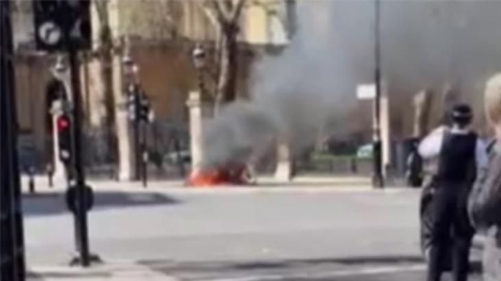 Büyük panik! Buckingham Sarayı’nın önünde elektrikli bisiklet bomba gibi patladı