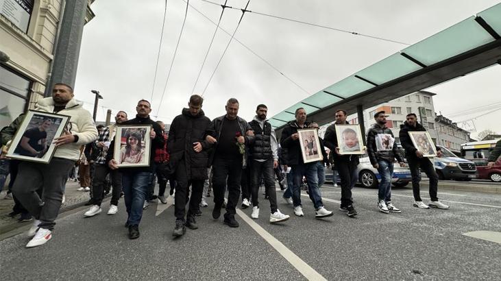 Yüzlerce kişi Solingen’de hayatını kaybeden aile için yürüdü! ‘Adalet istiyoruz’