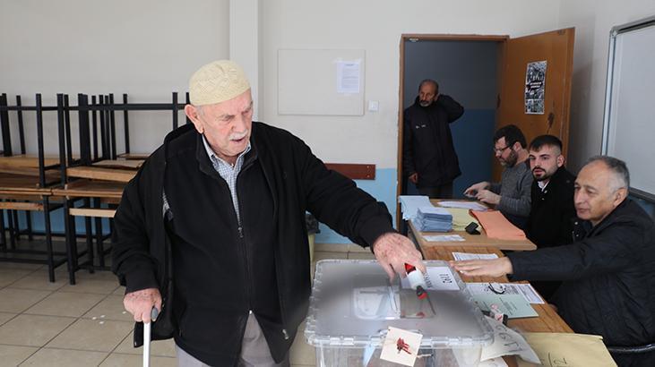 Cumhurbaşkanı Erdoğan’ın hemşehrileri oy kullanmak için sandığa koştu