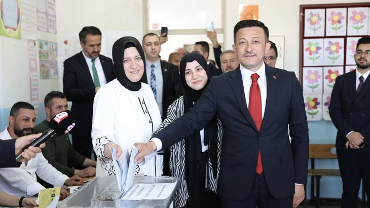 İzmir’de Hamza Dağ, oy kullandığı sandıktan birinci çıktı