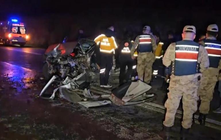 Gece yarısı feci kaza! Otomobiller kafa kafaya çarpıştı: 2 kişi hayatını kaybetti