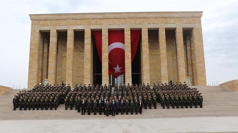 Kara Harp Okulu öğrencilerinden Anıtkabir'e ziyaret