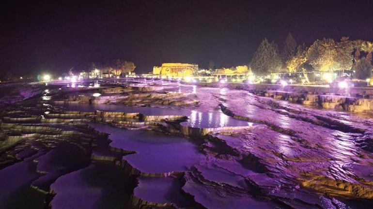 ‘Beyaz cennet’ olarak adlandırılan Pamukkale Hierapolis Ören Yeri ışıklandırıldı