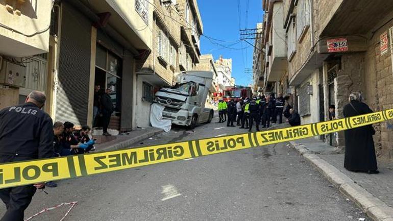 Freni boşalan TIR evinin altında oturan kadını, ezerek öldürdü