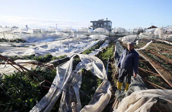 Antalya'da sağanak ve hortum! 6 kişi yaralandı, 1000 dönüm sera zarar gördü