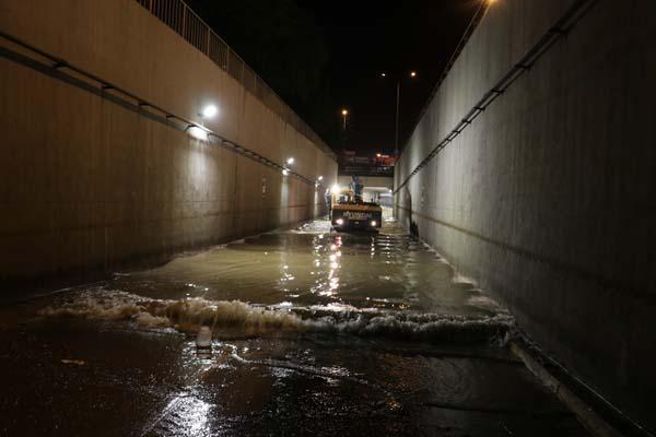 Antalya'da sağanak ve hortum! 6 kişi yaralandı, 1000 dönüm sera zarar gördü