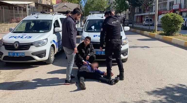 Adıyaman’da dehşet! Babasını yaraladı, yoldan geçen adamı öldürmeye çalıştı