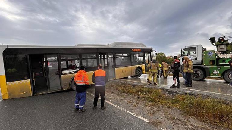 Büyükçekmece'de yoldan çıkan İETT otobüsü bariyerlere çarptı