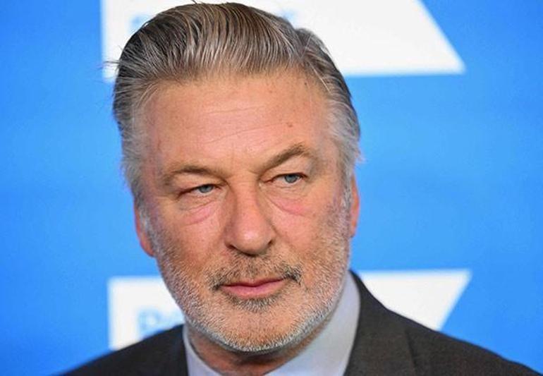 Film setinde kazayla katil olan Alec Baldwin, İsrail protestocusunun telefonunu fırlattı!