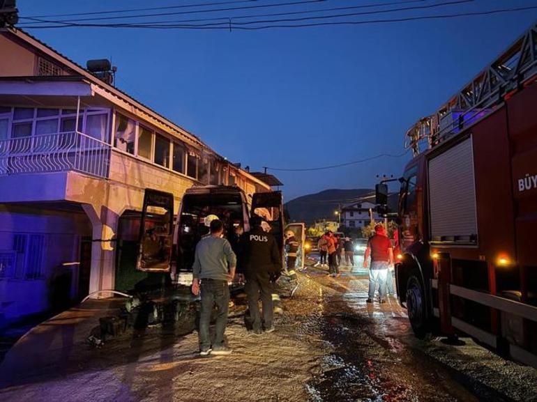 Korku dolu anlar! Minibüste çıkan yangın binaya sıçradı