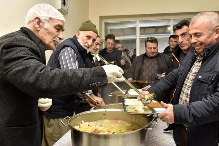 Köy muhtarı başlattı 20 yıldır devam ediyor! Yoldan geçenlere ücretsiz iftar yemeği