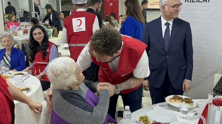 Masterchef jürisi Danilo Zanna huzurevi sakinleri ile iftarda buluştu