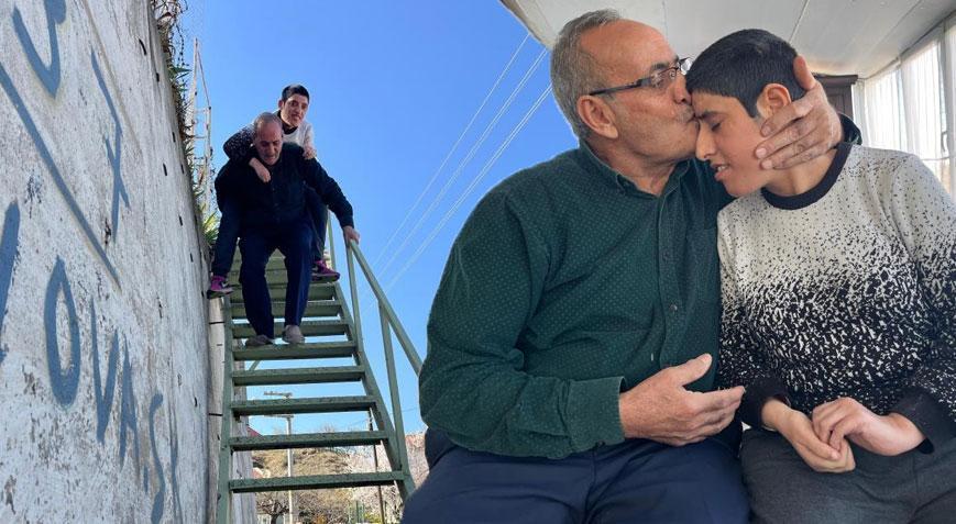 73 yaşında ayağında platin, kaburgasındaki kırıkla; kızını metrelerce sırtında taşıyor